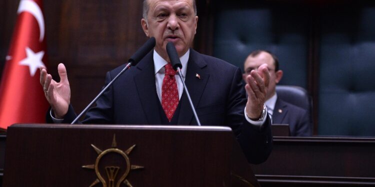 Leader turco aveva annunciato 'presto' un'azione contro i curdi