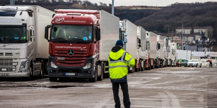 Blocchi all'ingresso delle zone industriali. 'Aumentare salari'