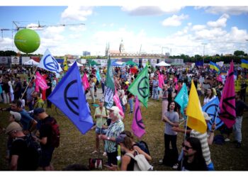 Migliaia di persone al corteo indetto da 15 ong per l'ambiente