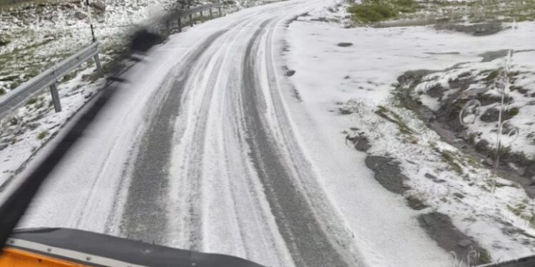 Vigili del fuoco e cantonieri in soccorso di auto e moto