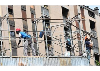 Traumi e fratture mortali dopo caduta in un cantiere