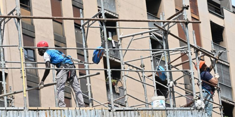 Traumi e fratture mortali dopo caduta in un cantiere