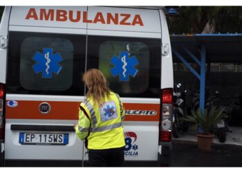 Scontro tra auto e moto in via Etnea