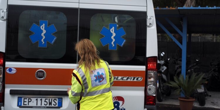 Scontro tra auto e moto in via Etnea