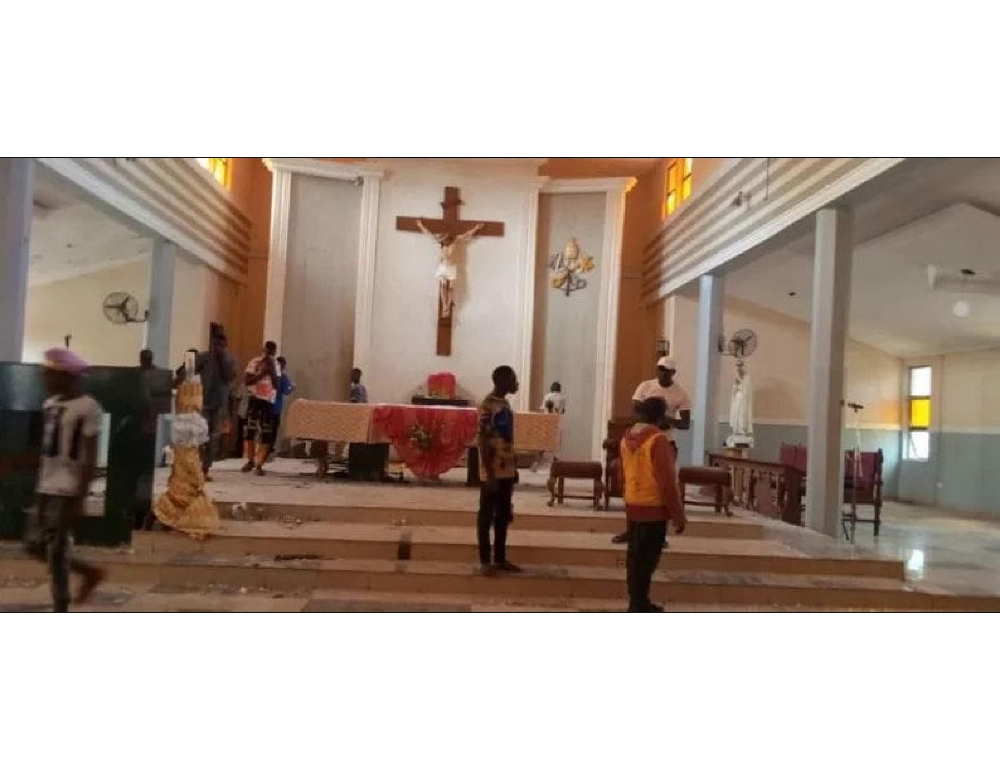 Nigeria: bilancio ufficiale massacro chiesa è di 21 morti