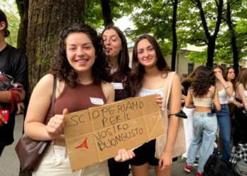 Ragazze mostrano cartelli: "Scioperiamo per il vostro buongusto"