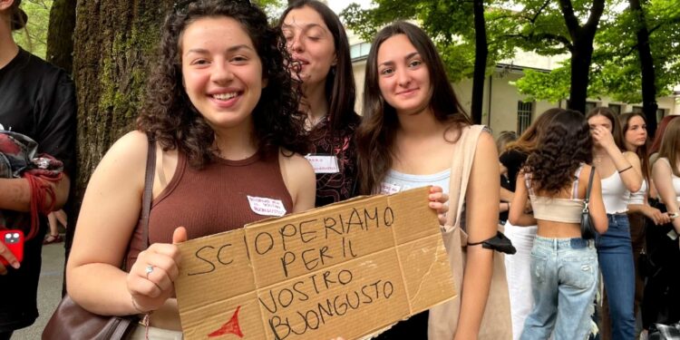 Ragazze mostrano cartelli: "Scioperiamo per il vostro buongusto"