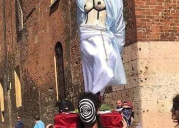 Ancora polemiche per la Madonna a seno nudo portata in corteo