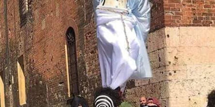 Ancora polemiche per la Madonna a seno nudo portata in corteo