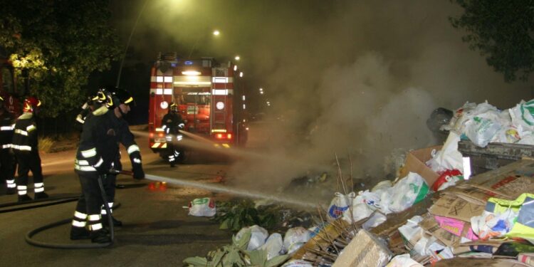 Decine di interventi dei vigili del fuoco nei rioni periferici