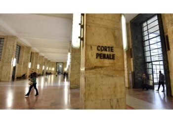 Costrinse dodicenne di Palermo a infliggersi tagli sul corpo