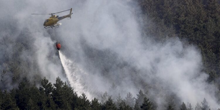 Continua lotta contro fiamme con alto potenziale distruttivo