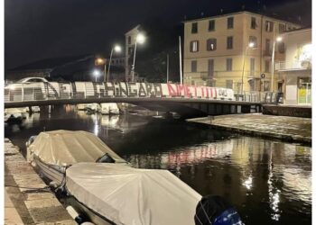 Affisso su passerella del canale Burlamacca