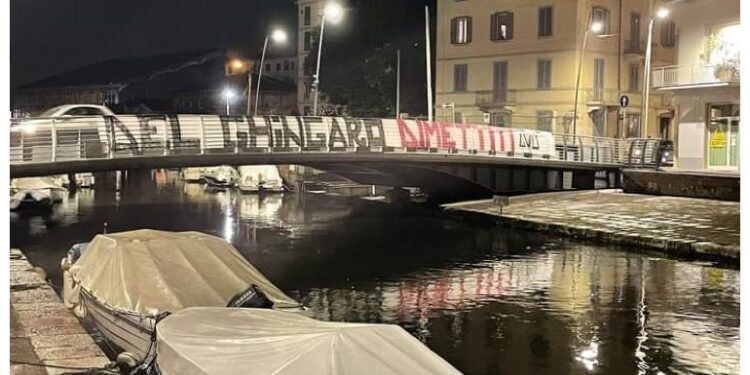 Affisso su passerella del canale Burlamacca