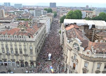 Tantissimi giovani nel 'serpentone colorato'