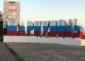 Cambiata grafia ucraina e i colori sostituiti con quelli russi
