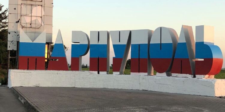 Cambiata grafia ucraina e i colori sostituiti con quelli russi