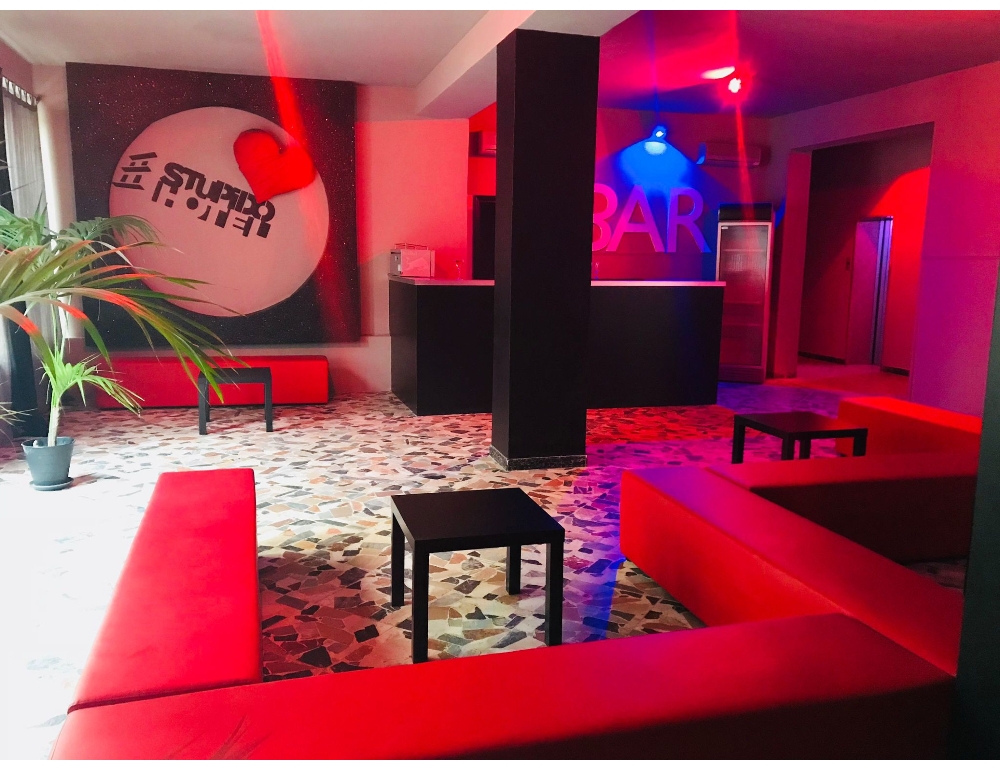 Vacanza in diretta streaming, polizia controlla hotel Rimini