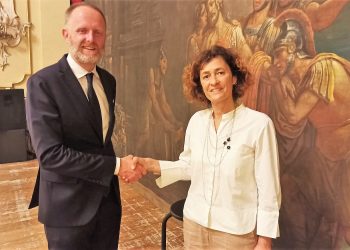 Stretta di mano fra Alessandro Rapinese e Barbara Minghetti