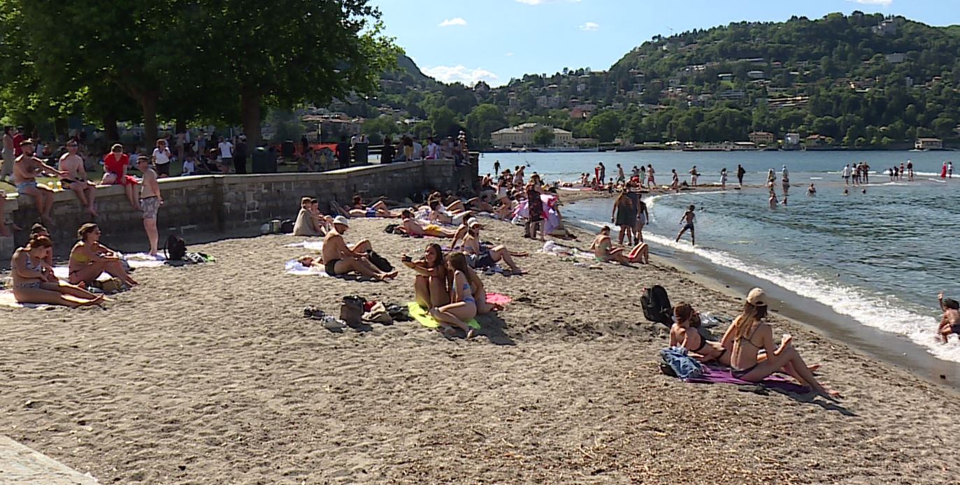 Bagni nel lago nonostante divieti e controlli