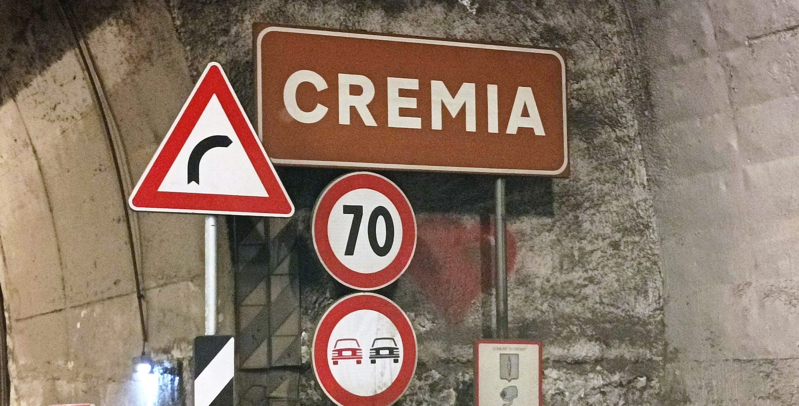 Incidente stradale sulla Regina, scontro auto e moto. Muore una donna