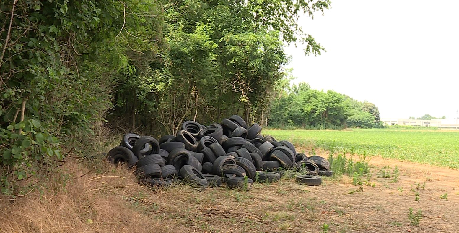 Gomme abbandonate, a Lurago Marinone si attende ancora la rimozione
