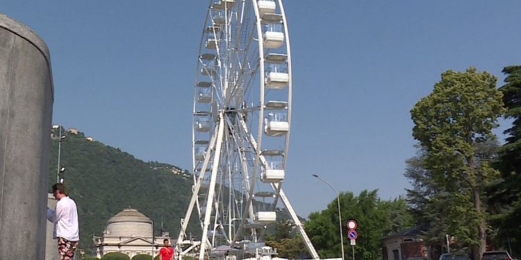 Turisti bloccati ruota panoramica Como