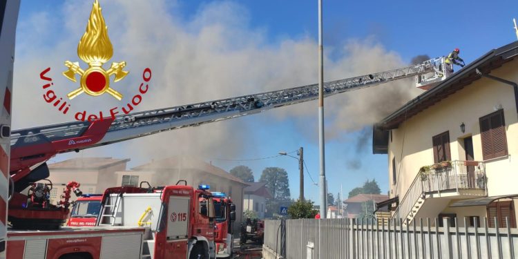 In fiamme il tetto di una villetta a Bulgarograsso