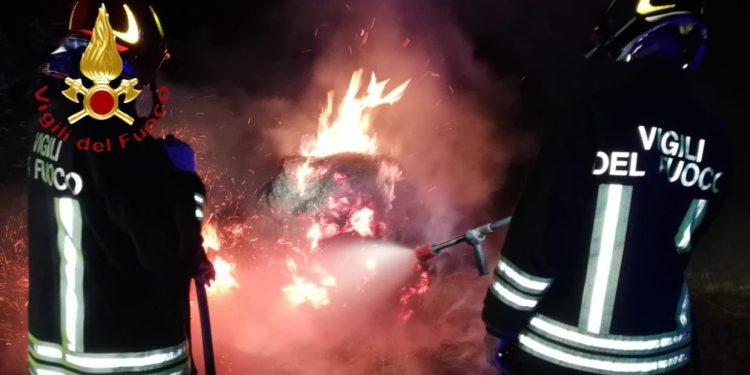 In fiamme una balla fieno a Bregnano