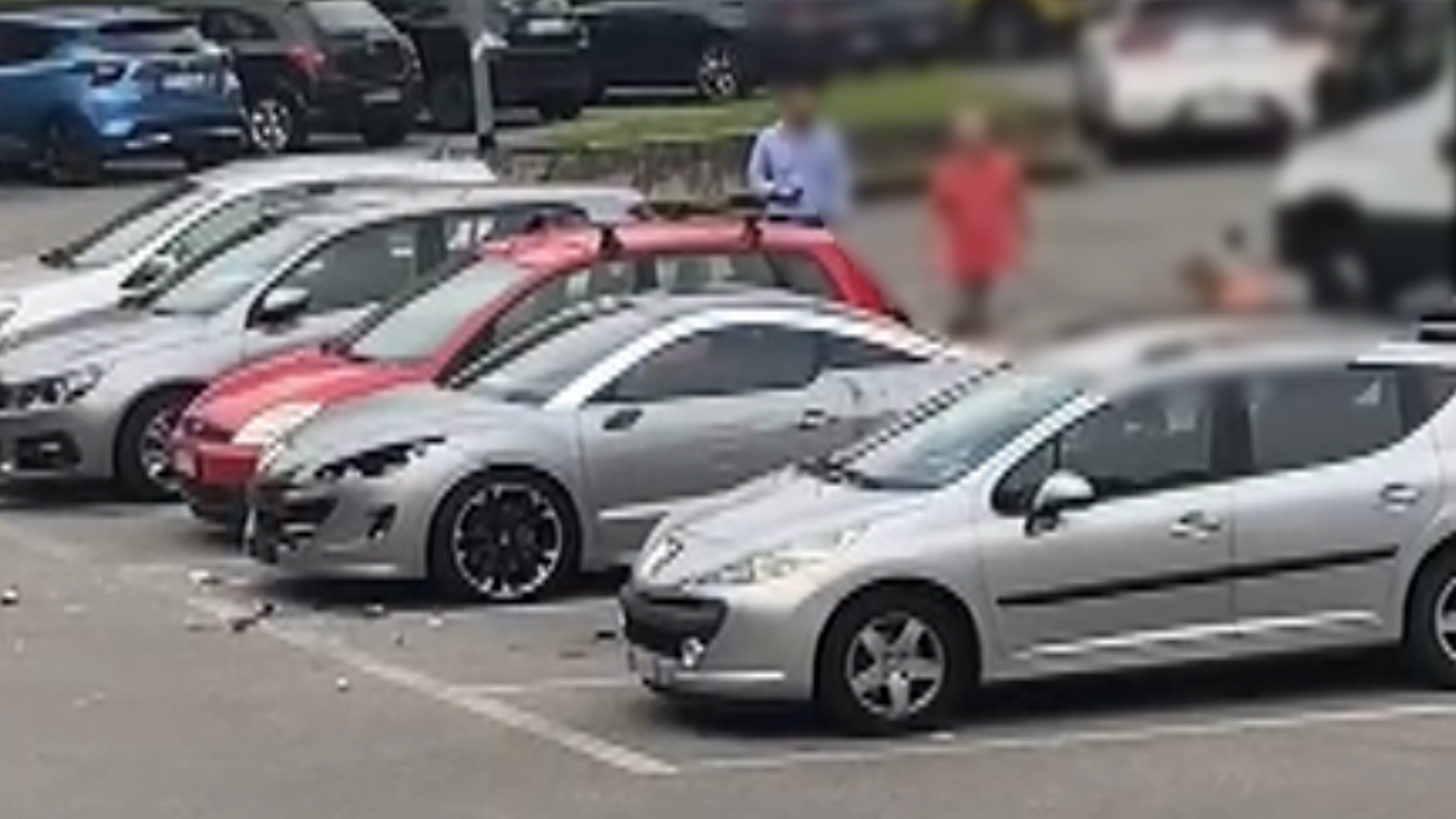 VIDEO – Villa Guardia, donna distrugge un’automobile a martellate