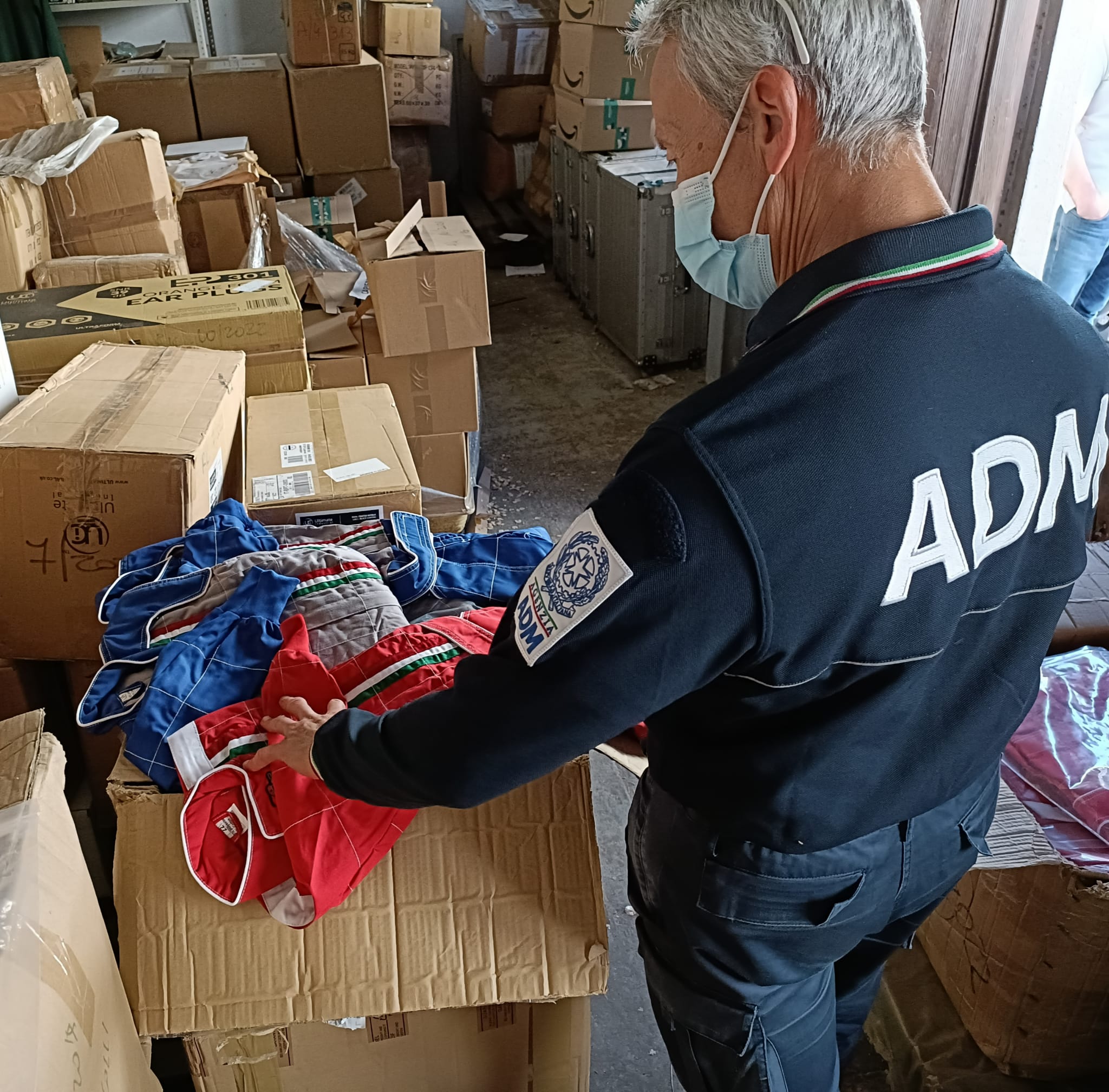 Tute da go kart non a norma, sequestrato un carico dal Regno Unito