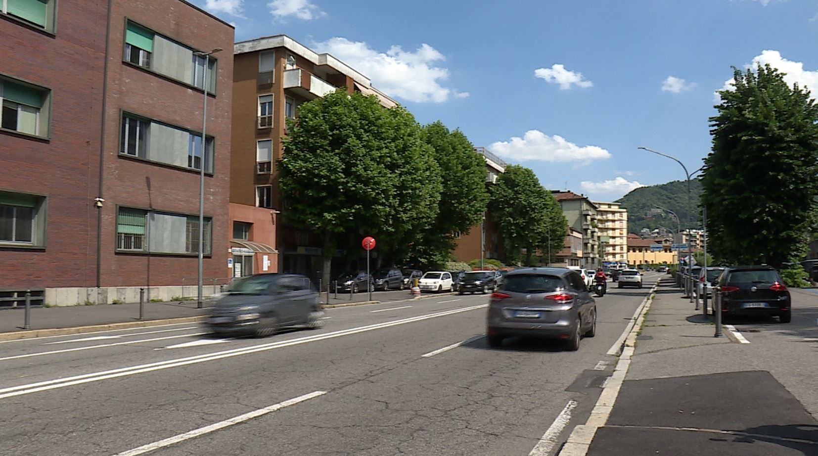 Incrocio di via Sant’Abbondio. Il Comune: “Pericoloso”. Però non se ne occupa