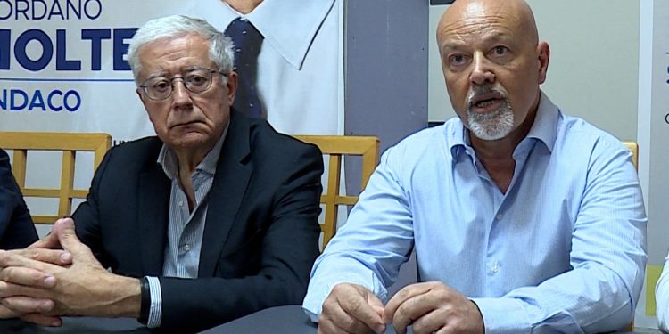 A sinistra Giordano Molteni, candidato sindaco di centrodestra, a destra Stefano Molinari, coordinatore provinciale di Fratelli d'Italia