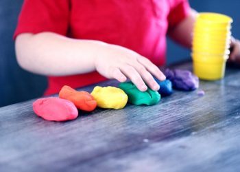 sociale, bibo gioca con colori e forme