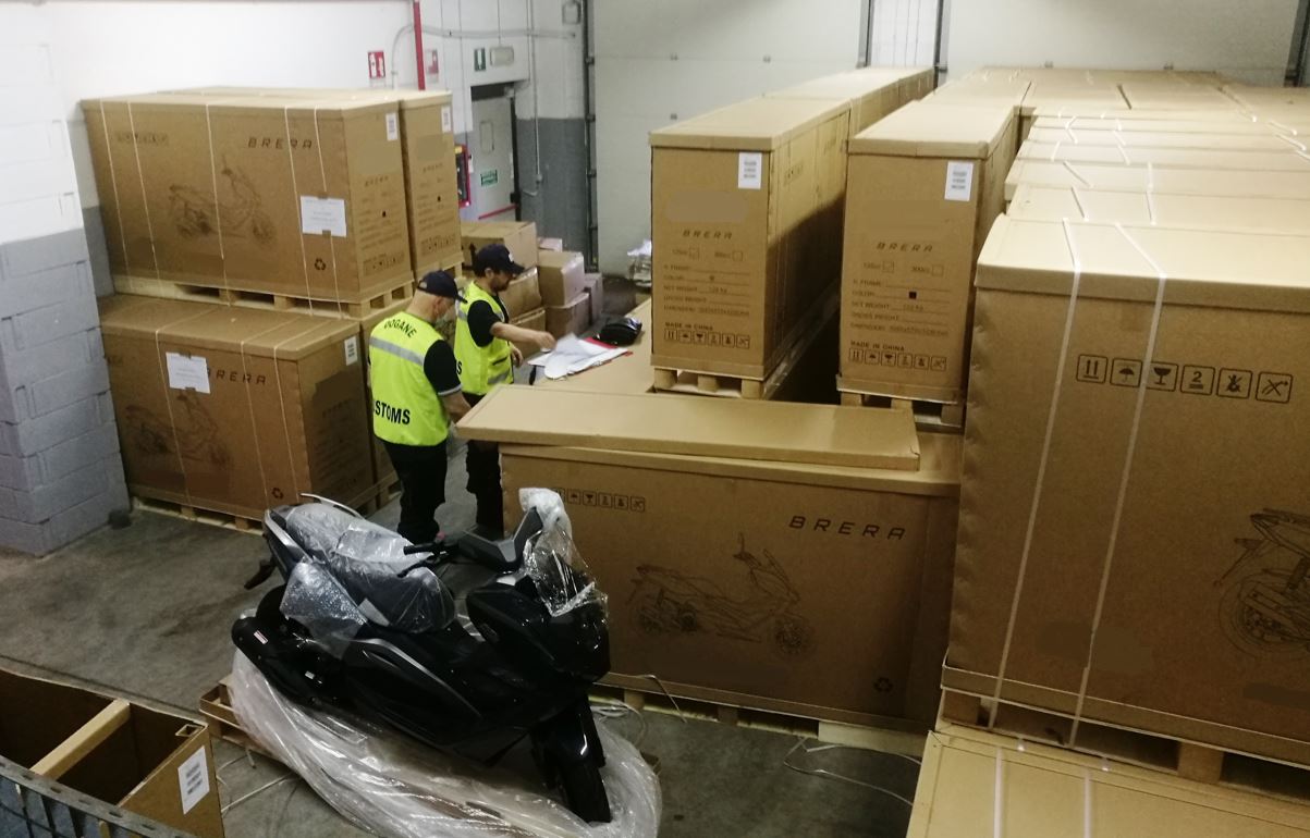 Sequestrati 48 scooter non conformi alle normative