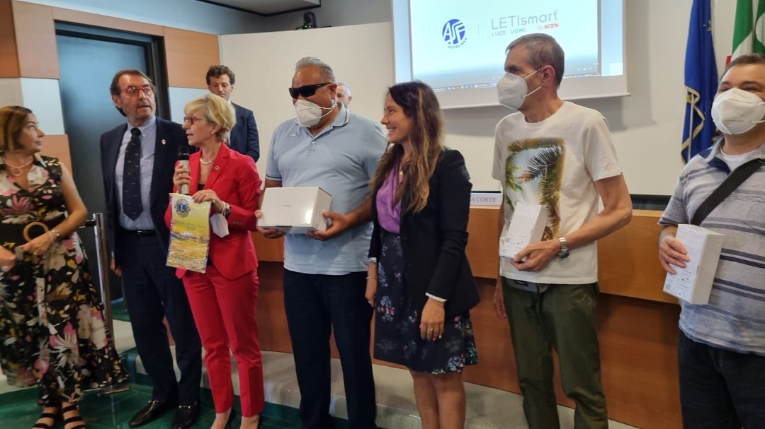 Presentato Letismart, bastone tecnologico per non vedenti