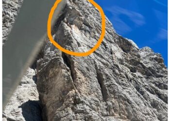 E' caduto su punto passaggio ferrata e a lato via alpinistica