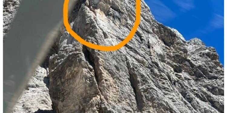 E' caduto su punto passaggio ferrata e a lato via alpinistica