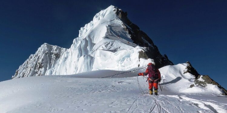 Cazzanelli quasi in cima rinuncia per soccorrere un britannico