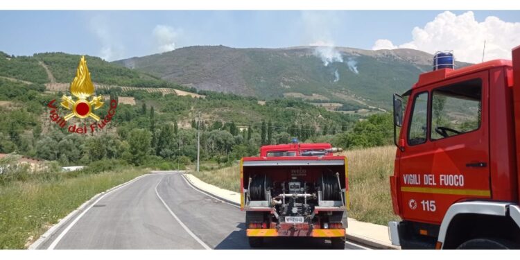 In azione i mezzi aerei per lo spegnimento