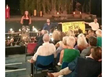 Protesta a Torre del Lago nell'intervallo della Butterfly