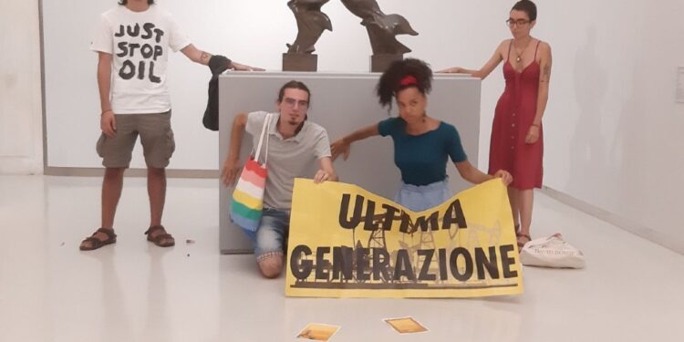 Attivisti di 'Ultima generazione' al Museo del 900 di Milano