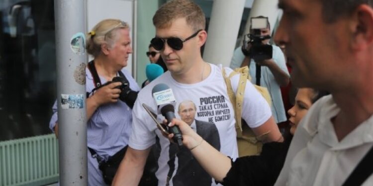 All'aeroporto con scritta e immagine di Putin sulla maglietta