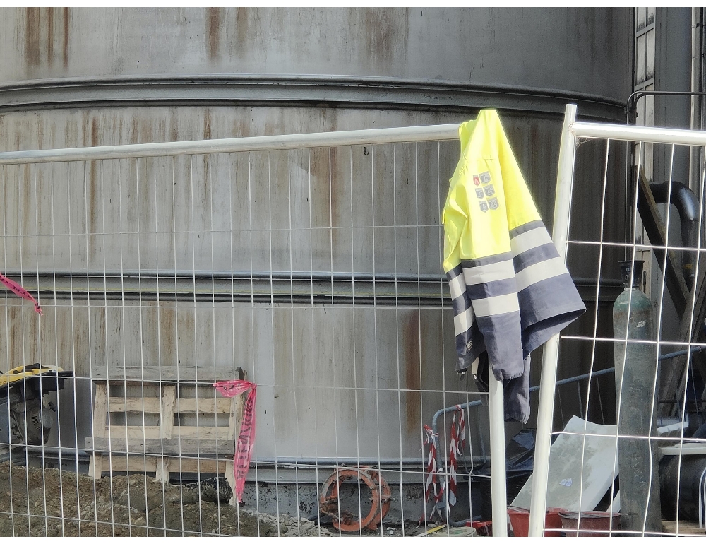Camionista cade dal pianale del mezzo e muore nel Reggiano