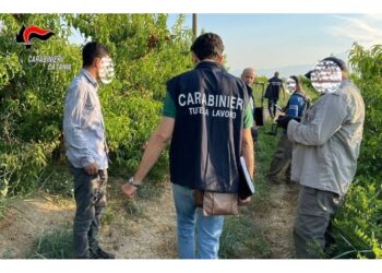 Indagato per paga irrisoria ed estorsione