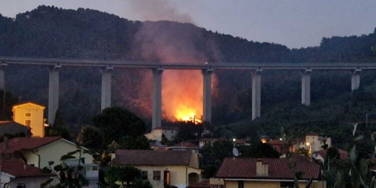 A fuoco anche zona di Bozzano a Massarosa