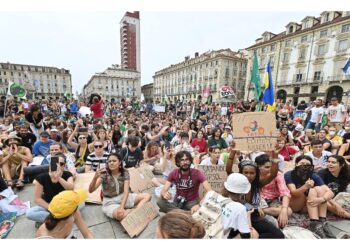 Giovani meeting a Torino in corteo