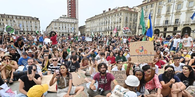 Giovani meeting a Torino in corteo