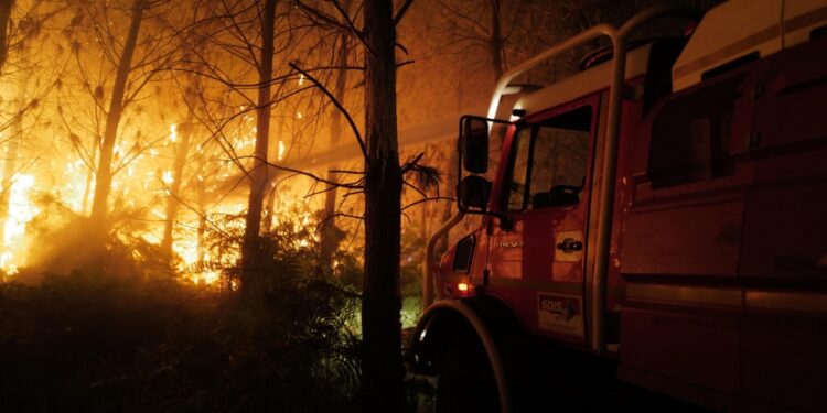 Il lavoro dei vigili del fuoco è 'estremamente difficile'