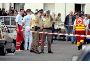 Erano in cantina con ferite da taglio. Polizia indaga più piste